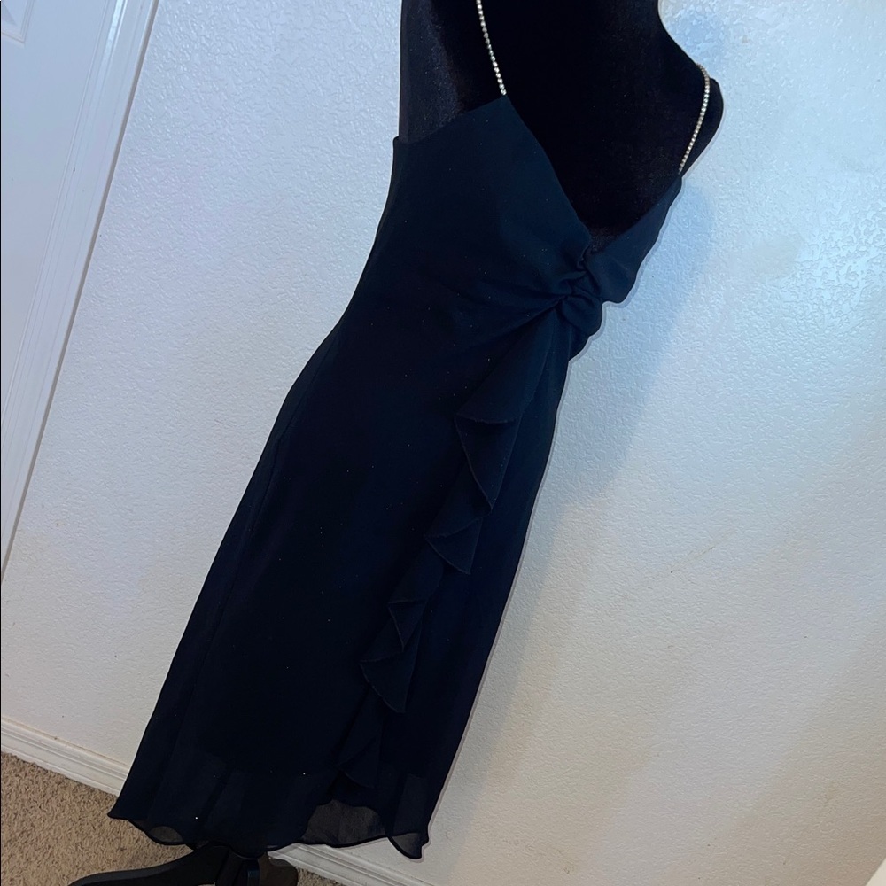 Elegant Black Sleeveless Dress - Picture 12 of 12